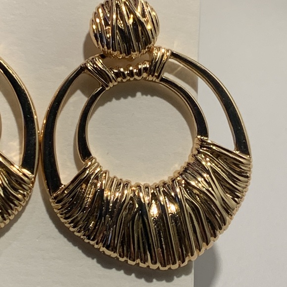 Express Chic Gold Tone Textured Circle Pierced Earrings - Picture 4 of 9